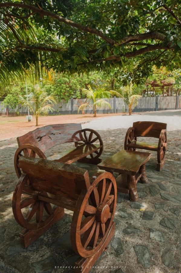 Shenanigans Glamping Resort Zamboanguita  Exteriér fotografie